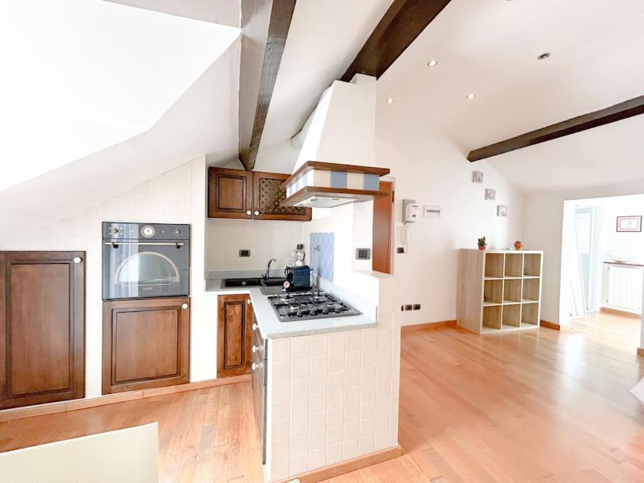 Appartement Elegante Mansarda 300Mt Dal Mare - Centro - Wifi à Savone Extérieur photo