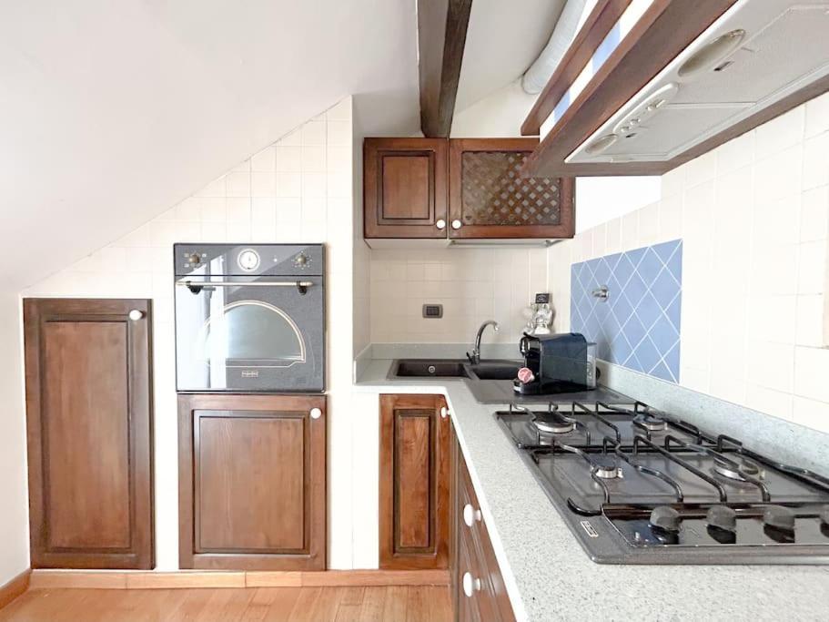 Appartement Elegante Mansarda 300Mt Dal Mare - Centro - Wifi à Savone Extérieur photo